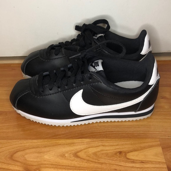 Nwot Nike Womens Cortez Leather Shoes 